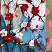 Strukturiertes 3D-Blumenreliefbild, rote weiße Blüten, Impasto-Wandkunst (8 x 12 cm)