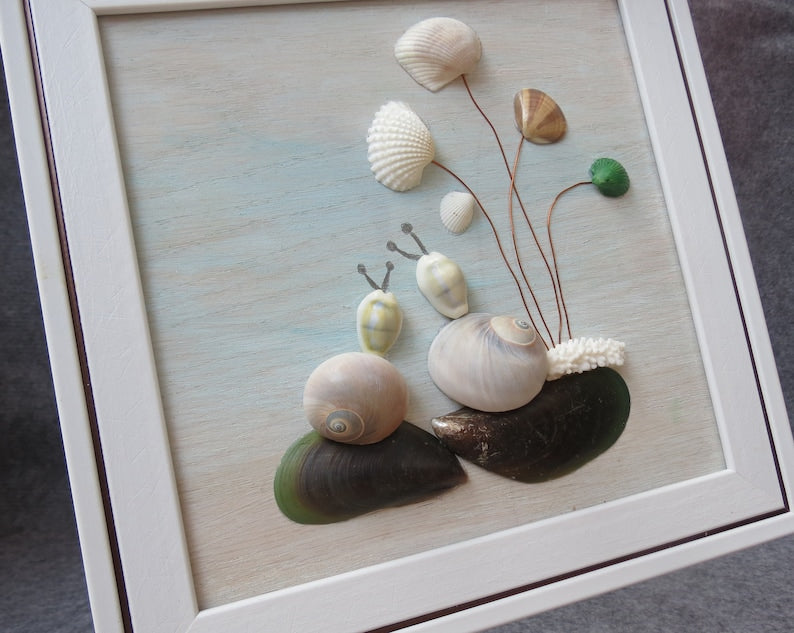 Schnecken Gemälde mit echten Muscheln, Muschel Kunst, Wohnkultur, 25x25x3 cm