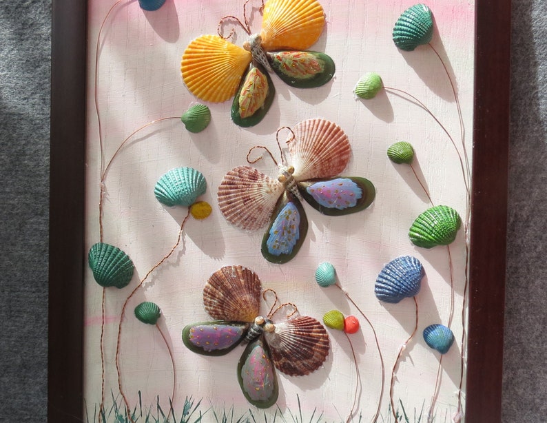 Muschel Schmetterling Wandkunst, Handgemachtes Muschelbild 33x43 cm, Acrylfarbe, Kupferdraht, Muschelkunst Deko