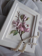 3D-Blumenmalerei Magnolien-Skulptur, Gipsblumen, Flachrelief, Wandkunst im weißen Holzrahmen, 25x17 cm