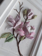 3D-Blumenmalerei Magnolien-Skulptur, Gipsblumen, Flachrelief, Wandkunst im weißen Holzrahmen, 25x17 cm
