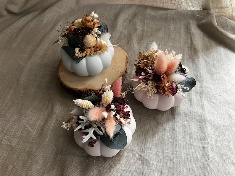 Herbstliches Trockenblumengesteck mit Kürbis aus Raysin Herbstdekoration