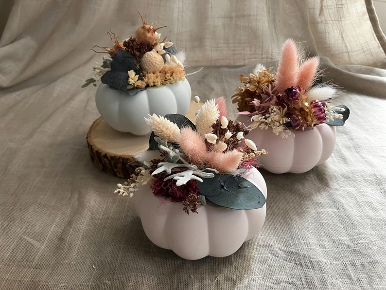 Herbstliches Trockenblumengesteck mit Kürbis aus Raysin Herbstdekoration