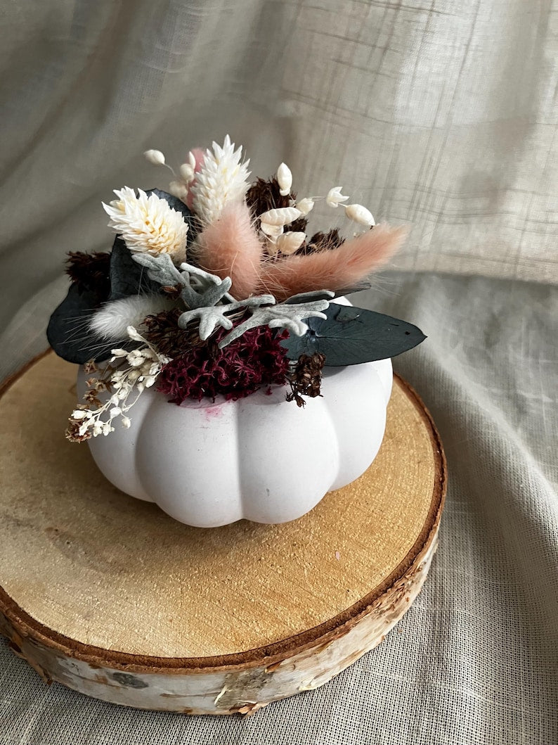 Herbstliches Trockenblumengesteck mit Kürbis aus Raysin Herbstdekoration