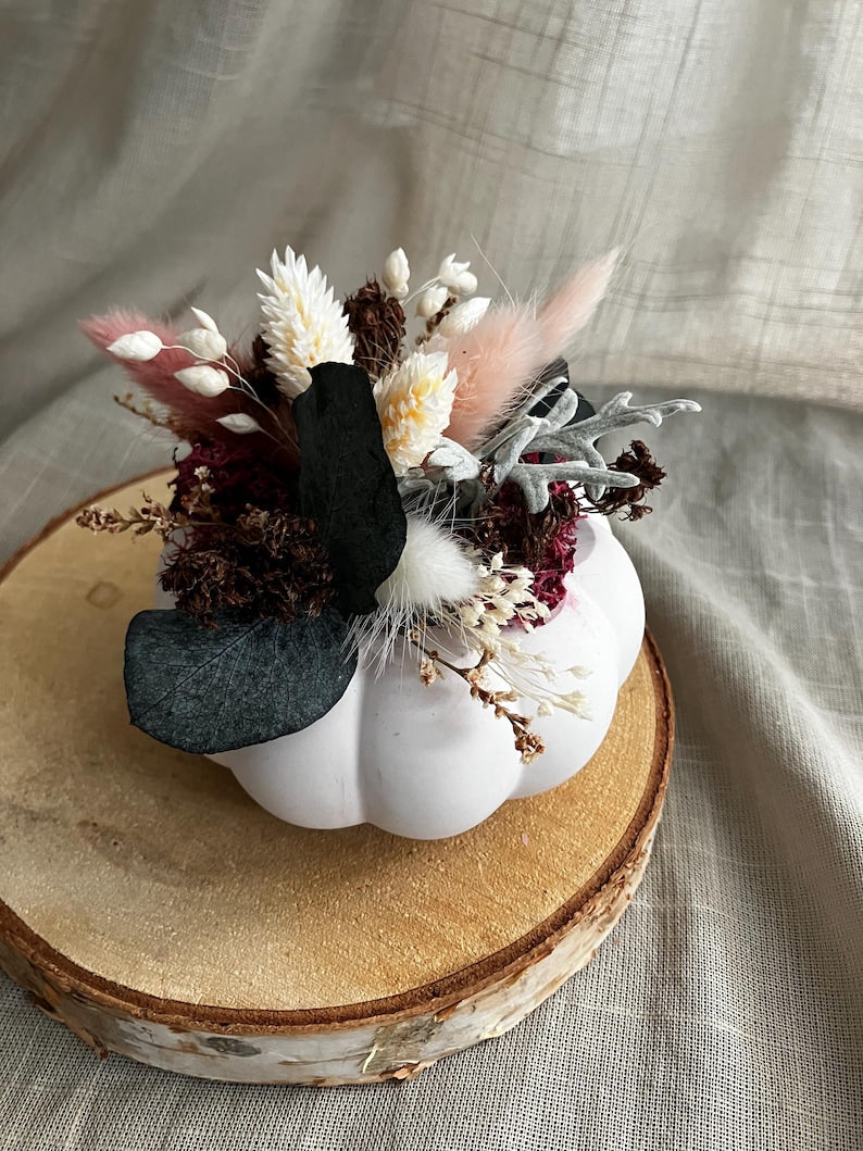 Herbstliches Trockenblumengesteck mit Kürbis aus Raysin Herbstdekoration