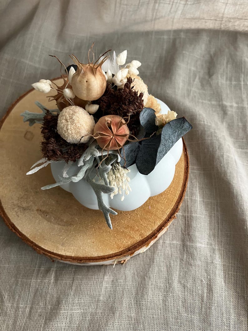 Herbstliches Trockenblumengesteck mit Kürbis aus Raysin Herbstdekoration