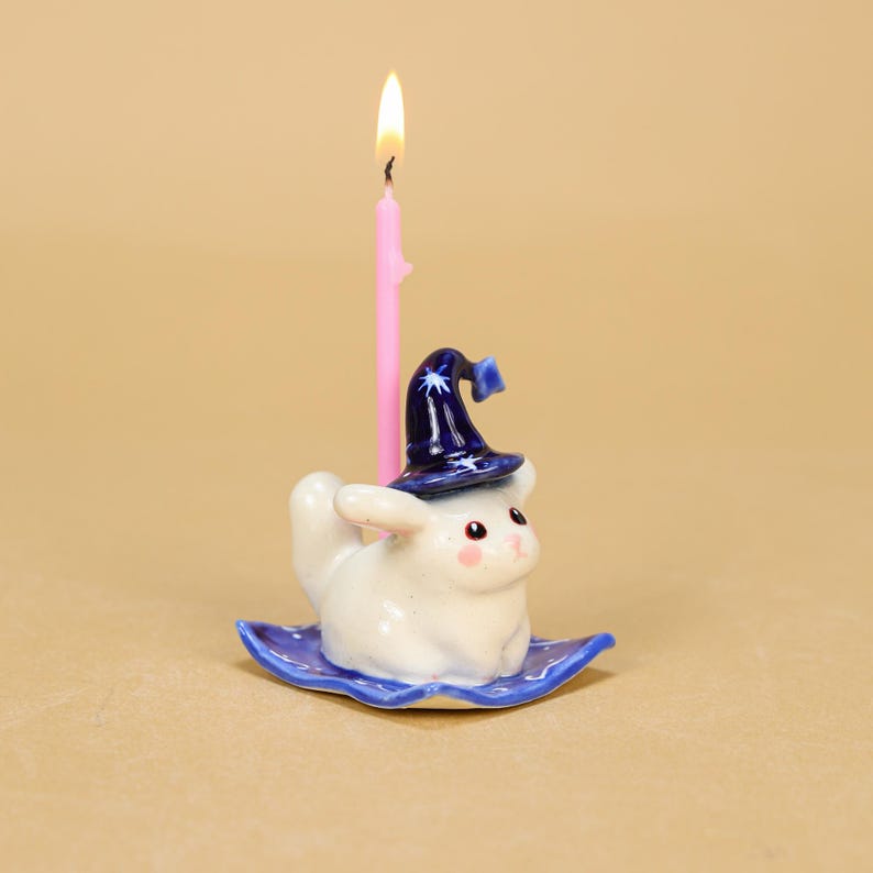 Keramik Hexe Hase Kuchen Topper mit Sternenhut und Kerzenhalter, blaue Basis, Halloween Tischdekoration