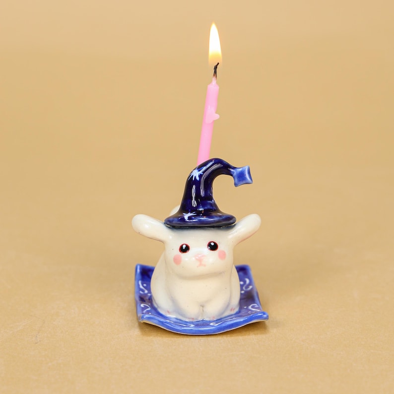 Keramik Hexe Hase Kuchen Topper mit Sternenhut und Kerzenhalter, blaue Basis, Halloween Tischdekoration