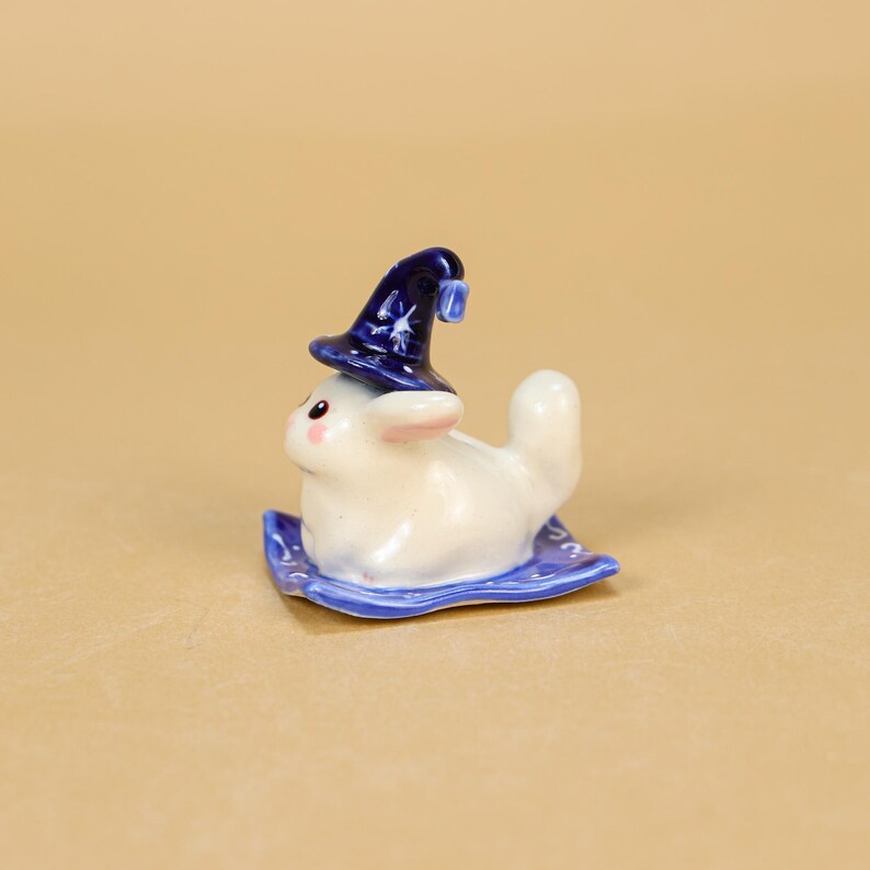 Keramik Hexe Hase Kuchen Topper mit Sternenhut und Kerzenhalter, blaue Basis, Halloween Tischdekoration