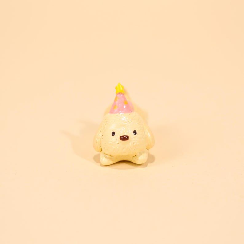 Cremefarbener Welpe Cake Topper mit rosa Partyhut Keramik Kerzenhalter Geburtstagsdekoration Hund Kuchen Dekor