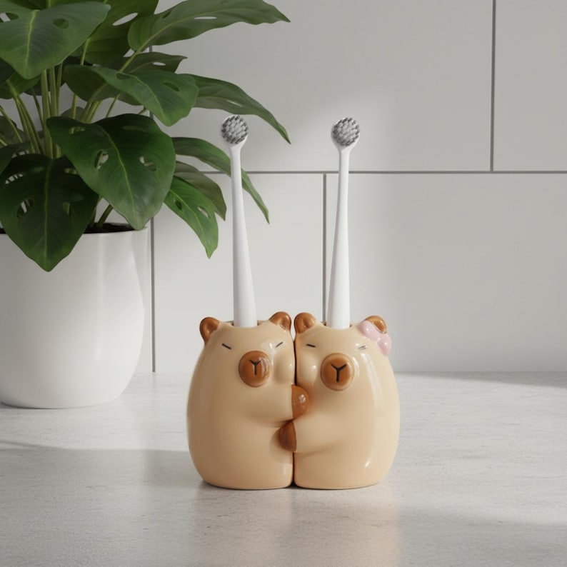 Keramik Zahnbürstenhalter Set mit umarmenden Capybaras, 9,5 cm breit, für 2 Handzahnbürsten