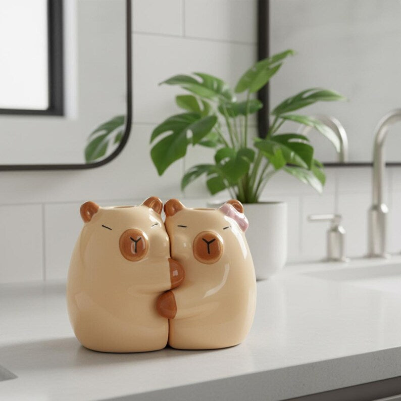 Keramik Zahnbürstenhalter Set mit umarmenden Capybaras, 9,5 cm breit, für 2 Handzahnbürsten