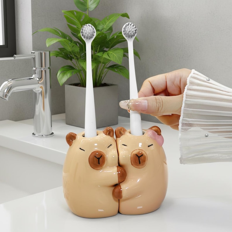 Keramik Zahnbürstenhalter Set mit umarmenden Capybaras, 9,5 cm breit, für 2 Handzahnbürsten