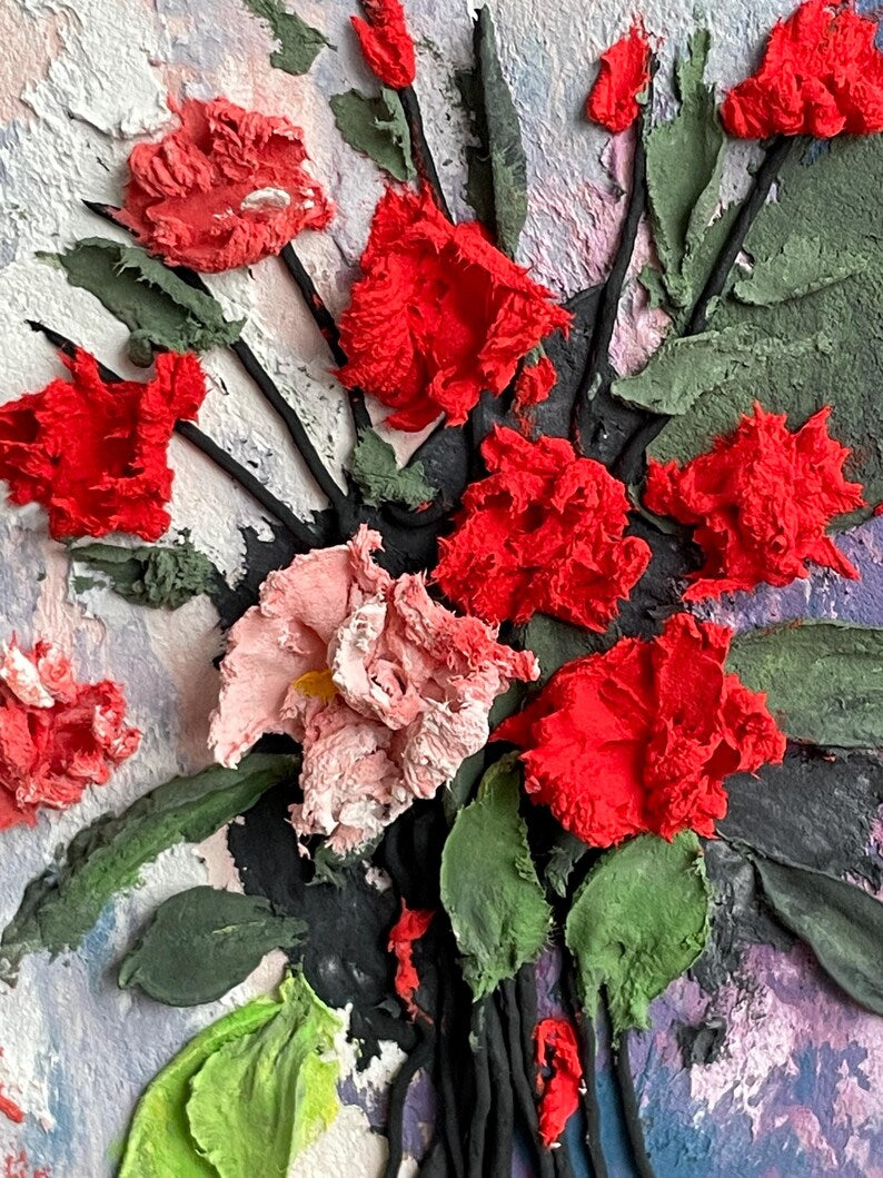 Rote Blumenrelief-Skulptur, Mixed Media Wandkunst, 8 x 12 cm, Strukturierte Abstrakte Blumenkunst