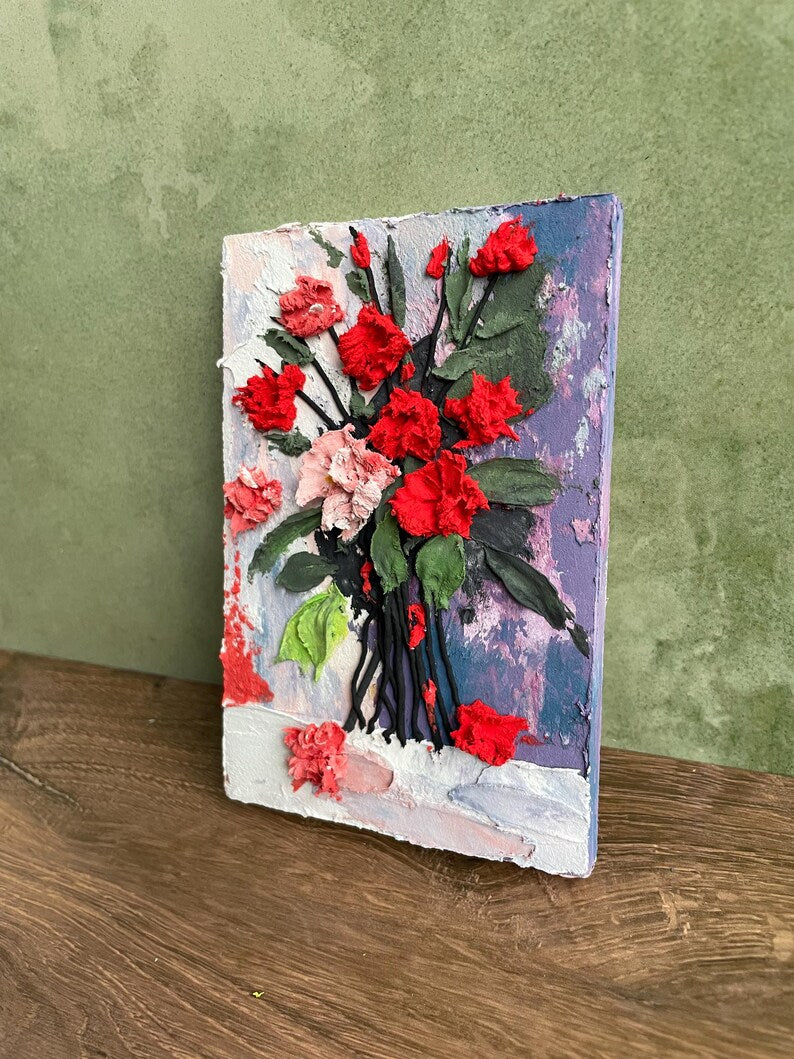 Rote Blumenrelief-Skulptur, Mixed Media Wandkunst, 8 x 12 cm, Strukturierte Abstrakte Blumenkunst