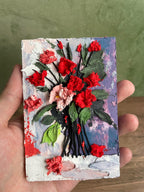 Rote Blumenrelief-Skulptur, Mixed Media Wandkunst, 8 x 12 cm, Strukturierte Abstrakte Blumenkunst