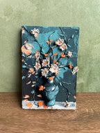 Skulpturale Mixed-Media-Blumen Wandkunst, 8x12 cm, Handmodelliertes 3D-Relief, Vintage-Blumenstrauß