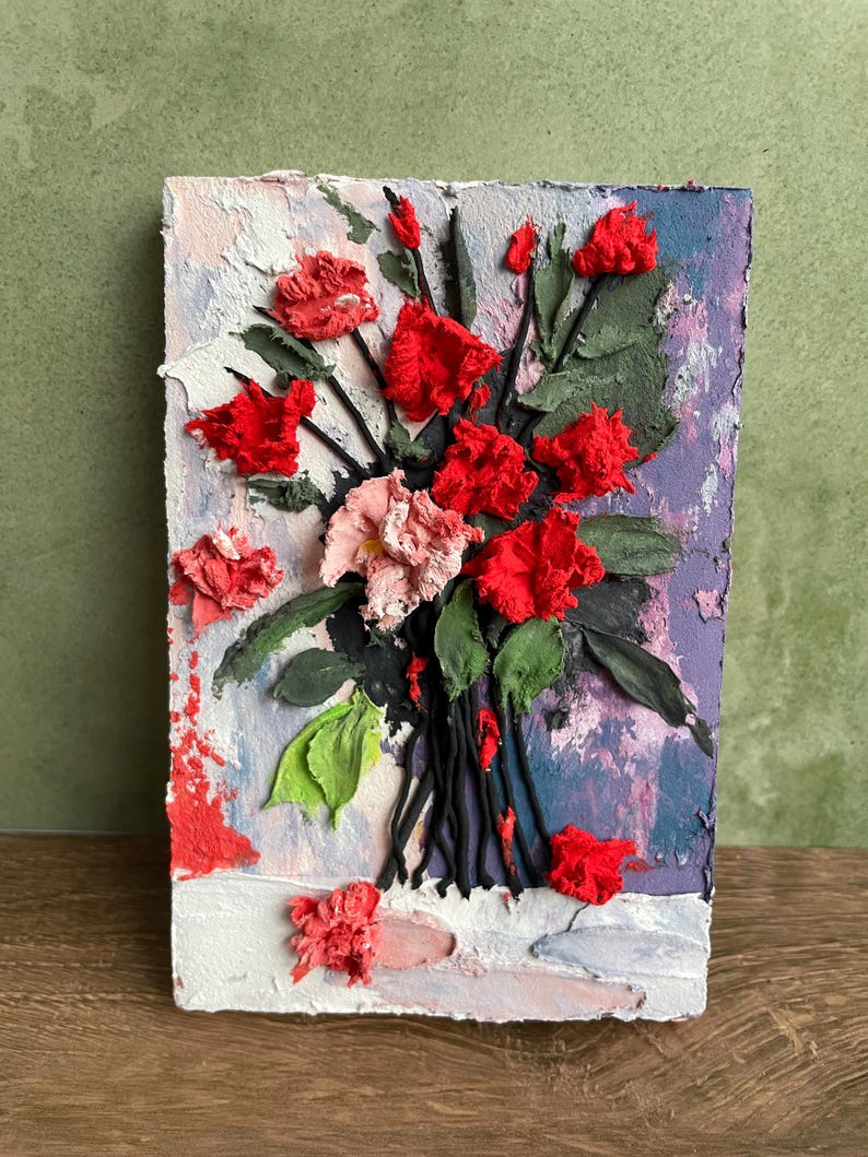 Rote Blumenrelief-Skulptur, Mixed Media Wandkunst, 8 x 12 cm, Strukturierte Abstrakte Blumenkunst