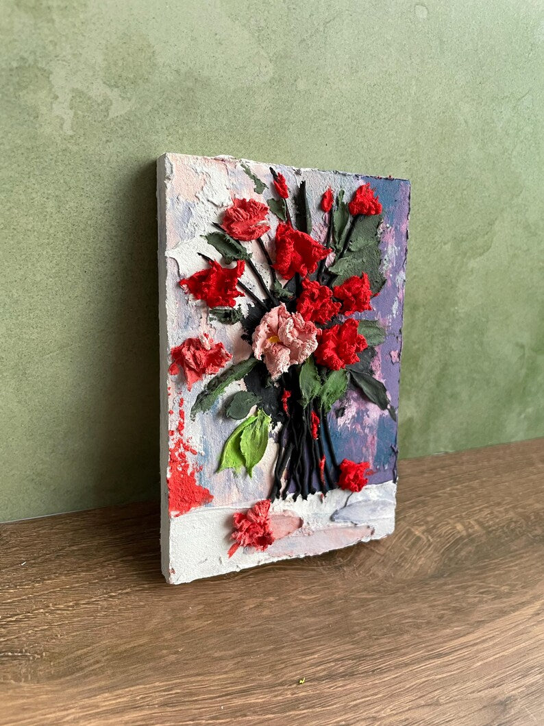 Rote Blumenrelief-Skulptur, Mixed Media Wandkunst, 8 x 12 cm, Strukturierte Abstrakte Blumenkunst
