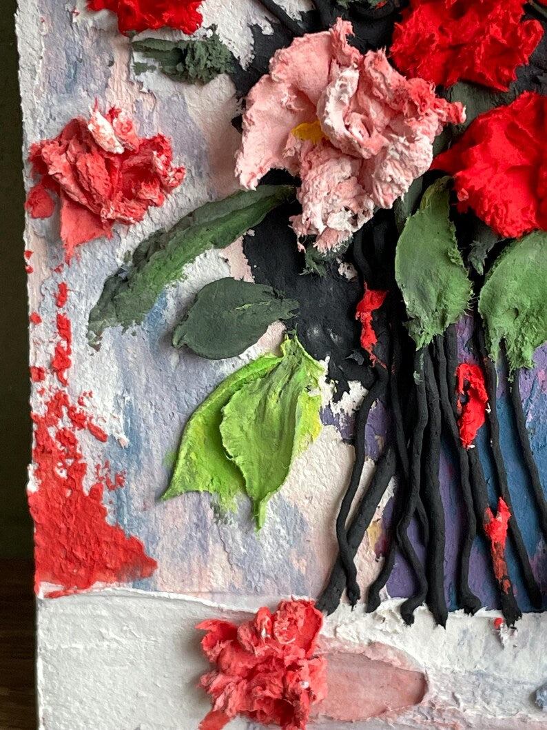Rote Blumenrelief-Skulptur, Mixed Media Wandkunst, 8 x 12 cm, Strukturierte Abstrakte Blumenkunst