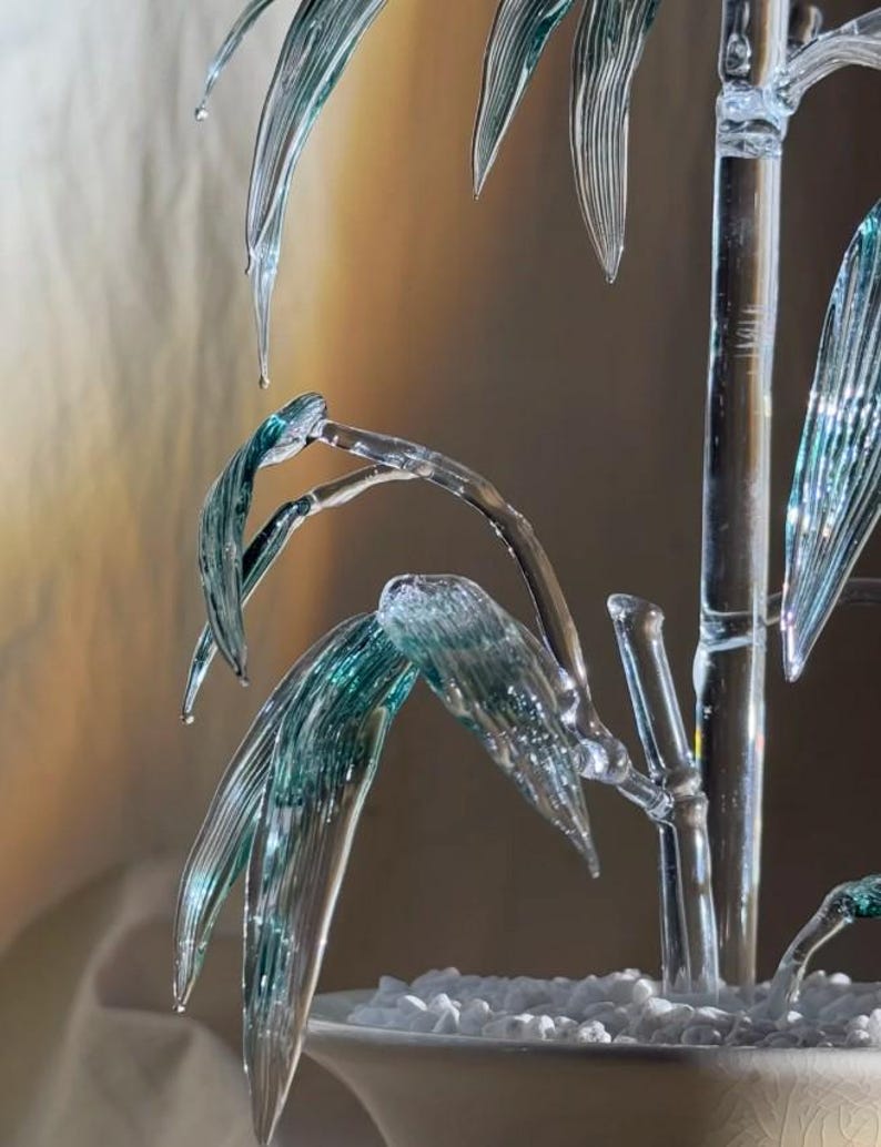 Durchscheinende blaue Glas-Bambus-Pflanzenskulptur mit Keramiktopf, Zen-Dekoration, 1 Stück
