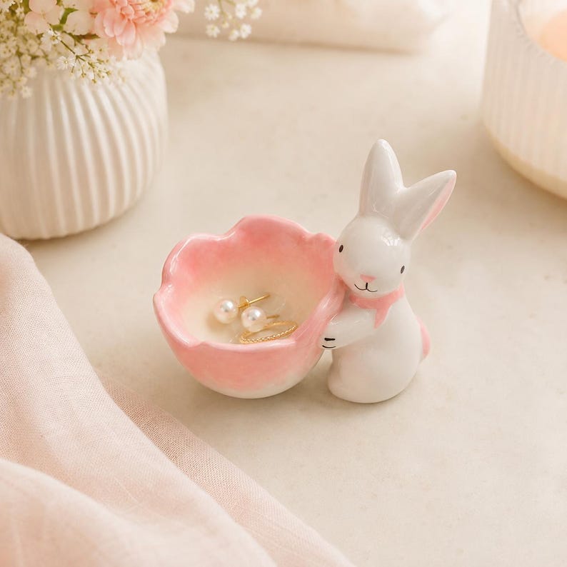 Keramik-Schmuckschale in Hasenform mit rosa Blume, Ringhalter