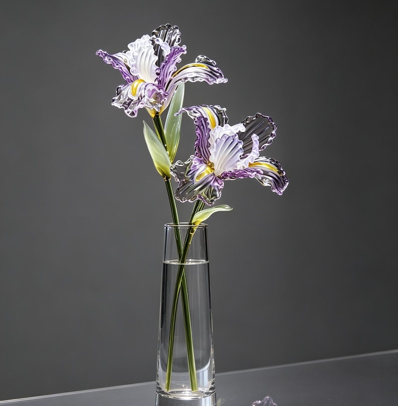Handgeblasene Irisblüte aus Glas Lila Glasskulptur Fensterdeko