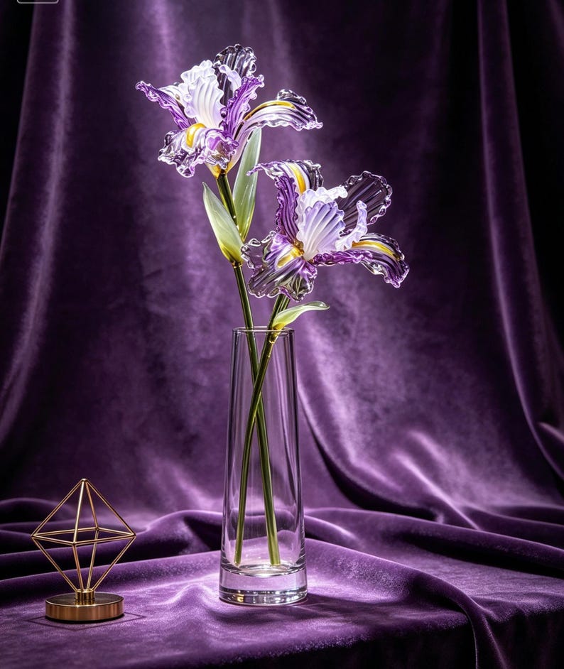 Handgeblasene Irisblüte aus Glas Lila Glasskulptur Fensterdeko