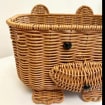 Handgewebter Aufbewahrungskorb in Bärenform, Organizer-Korb aus PP-Rattan, 33x28x19,5 cm